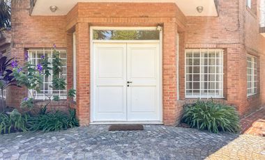 CASA EN VENTA en LAS LOMAS DE SAN ISIDRO con AMPLIOS ESPACIOS, GRAN JARDIN, QUINCHO,