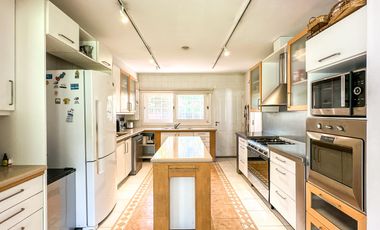 CASA EN VENTA en LAS LOMAS DE SAN ISIDRO con AMPLIOS ESPACIOS, GRAN JARDIN, QUINCHO,