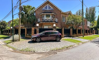 CASA EN VENTA en LAS LOMAS DE SAN ISIDRO con AMPLIOS ESPACIOS, GRAN JARDIN, QUINCHO,