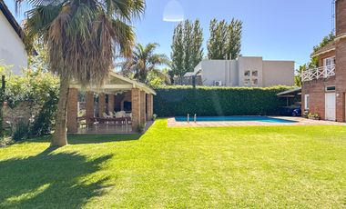 CASA EN VENTA en LAS LOMAS DE SAN ISIDRO con AMPLIOS ESPACIOS, GRAN JARDIN, QUINCHO,
