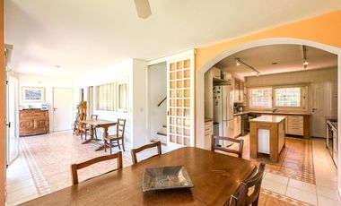 CASA EN VENTA en LAS LOMAS DE SAN ISIDRO con AMPLIOS ESPACIOS, GRAN JARDIN, QUINCHO,