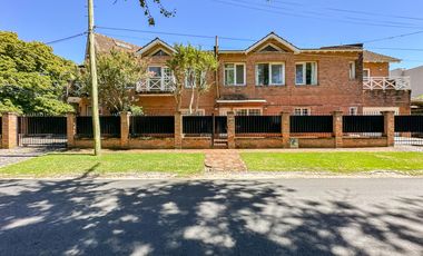 CASA EN VENTA en LAS LOMAS DE SAN ISIDRO con AMPLIOS ESPACIOS, GRAN JARDIN, QUINCHO,