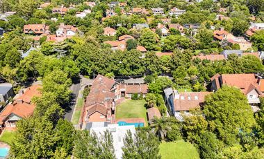 CASA EN VENTA en LAS LOMAS DE SAN ISIDRO con AMPLIOS ESPACIOS, GRAN JARDIN, QUINCHO,