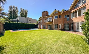 CASA EN VENTA en LAS LOMAS DE SAN ISIDRO con AMPLIOS ESPACIOS, GRAN JARDIN, QUINCHO,