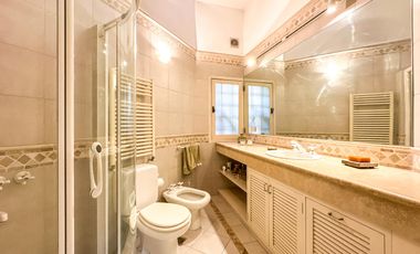 CASA EN VENTA en LAS LOMAS DE SAN ISIDRO con AMPLIOS ESPACIOS, GRAN JARDIN, QUINCHO,