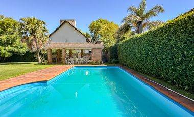 CASA EN VENTA en LAS LOMAS DE SAN ISIDRO con AMPLIOS ESPACIOS, GRAN JARDIN, QUINCHO,