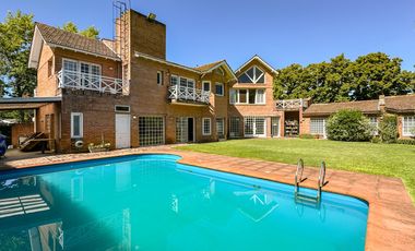 CASA EN VENTA en LAS LOMAS DE SAN ISIDRO con AMPLIOS ESPACIOS, GRAN JARDIN, QUINCHO,