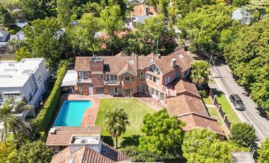CASA EN VENTA en LAS LOMAS DE SAN ISIDRO con AMPLIOS ESPACIOS, GRAN JARDIN, QUINCHO,