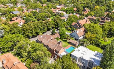 CASA EN VENTA en LAS LOMAS DE SAN ISIDRO con AMPLIOS ESPACIOS, GRAN JARDIN, QUINCHO,