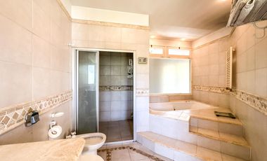 CASA EN VENTA en LAS LOMAS DE SAN ISIDRO con AMPLIOS ESPACIOS, GRAN JARDIN, QUINCHO,