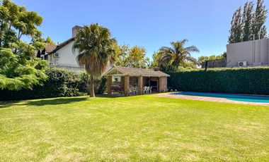 CASA EN VENTA en LAS LOMAS DE SAN ISIDRO con AMPLIOS ESPACIOS, GRAN JARDIN, QUINCHO,