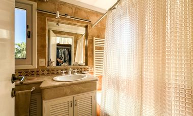 CASA EN VENTA en LAS LOMAS DE SAN ISIDRO con AMPLIOS ESPACIOS, GRAN JARDIN, QUINCHO,
