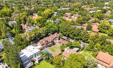 CASA EN VENTA en LAS LOMAS DE SAN ISIDRO con AMPLIOS ESPACIOS, GRAN JARDIN, QUINCHO,