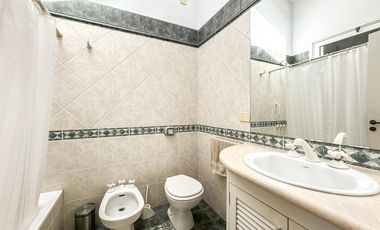 CASA EN VENTA en LAS LOMAS DE SAN ISIDRO con AMPLIOS ESPACIOS, GRAN JARDIN, QUINCHO,