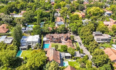 CASA EN VENTA en LAS LOMAS DE SAN ISIDRO con AMPLIOS ESPACIOS, GRAN JARDIN, QUINCHO,