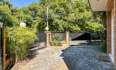 CASA EN VENTA en LAS LOMAS DE SAN ISIDRO con AMPLIOS ESPACIOS, GRAN JARDIN, QUINCHO,