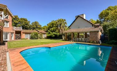 CASA EN VENTA en LAS LOMAS DE SAN ISIDRO con AMPLIOS ESPACIOS, GRAN JARDIN, QUINCHO,
