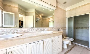 CASA EN VENTA en LAS LOMAS DE SAN ISIDRO con AMPLIOS ESPACIOS, GRAN JARDIN, QUINCHO,