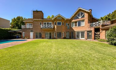 CASA EN VENTA en LAS LOMAS DE SAN ISIDRO con AMPLIOS ESPACIOS, GRAN JARDIN, QUINCHO,