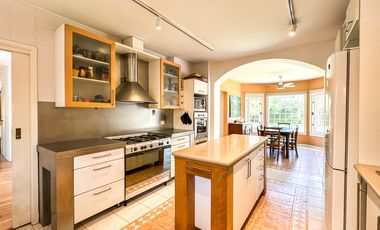 CASA EN VENTA en LAS LOMAS DE SAN ISIDRO con AMPLIOS ESPACIOS, GRAN JARDIN, QUINCHO,