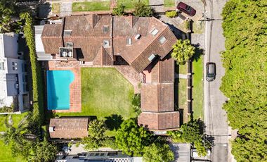 CASA EN VENTA en LAS LOMAS DE SAN ISIDRO con AMPLIOS ESPACIOS, GRAN JARDIN, QUINCHO,