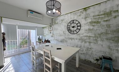 Casa con cochera y patio con piscina a la Venta en Bernal