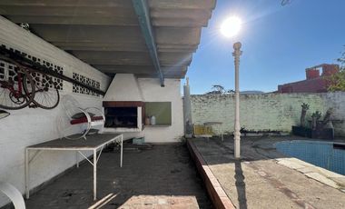 Casa con cochera y patio con piscina a la Venta en Bernal