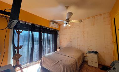 Casa con cochera y patio con piscina a la Venta en Bernal