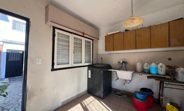 Casa con cochera y patio con piscina a la Venta en Bernal