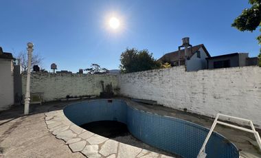 Casa con cochera y patio con piscina a la Venta en Bernal