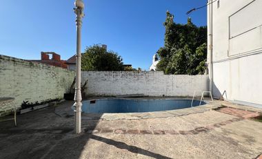 Casa con cochera y patio con piscina a la Venta en Bernal