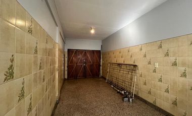 Casa con cochera y patio con piscina a la Venta en Bernal