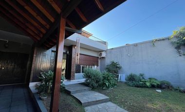 Casa con cochera y patio con piscina a la Venta en Bernal