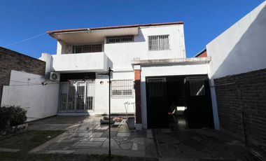 Casa con cochera y patio con piscina a la Venta en Bernal