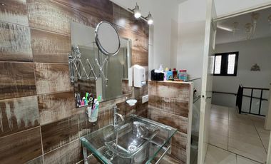 Casa con cochera y patio con piscina a la Venta en Bernal