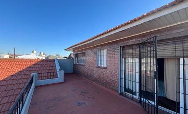 Casa con cochera y patio con piscina a la Venta en Bernal