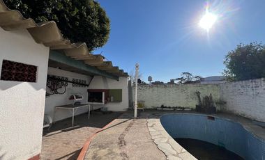Casa con cochera y patio con piscina a la Venta en Bernal