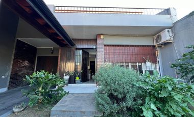 Casa con cochera y patio con piscina a la Venta en Bernal