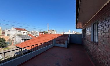 Casa con cochera y patio con piscina a la Venta en Bernal