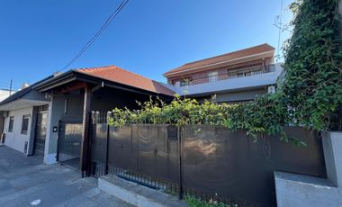 Casa con cochera y patio con piscina a la Venta en Bernal