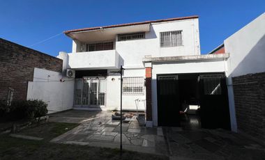 Casa con cochera y patio con piscina a la Venta en Bernal