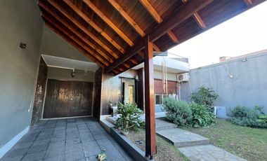 Casa con cochera y patio con piscina a la Venta en Bernal