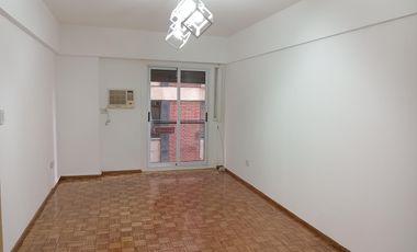 Departamento de 2 ambientes, reciclado, pintado y pisos plastificados.