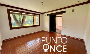 Espectacular Casa Estilo Campestre en Jardines del Pedregal: Espacio, Elegancia