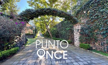 Espectacular Casa Estilo Campestre en Jardines del Pedregal: Espacio, Elegancia