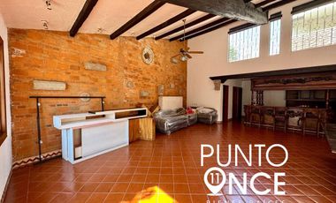 Espectacular Casa Estilo Campestre en Jardines del Pedregal: Espacio, Elegancia
