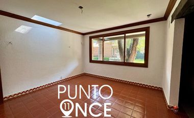 Espectacular Casa Estilo Campestre en Jardines del Pedregal: Espacio, Elegancia