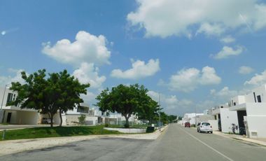 CASA EN VENTA EN PRIVADA NADIRA CON AMENIDADES, CONKAL.