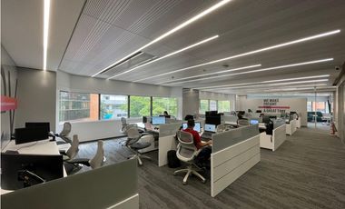 SE ARRIENDA OFICINA EN EL POBLADO