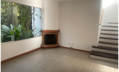 Casa con terraza  y patio  En Unidad Abierta El Retiro